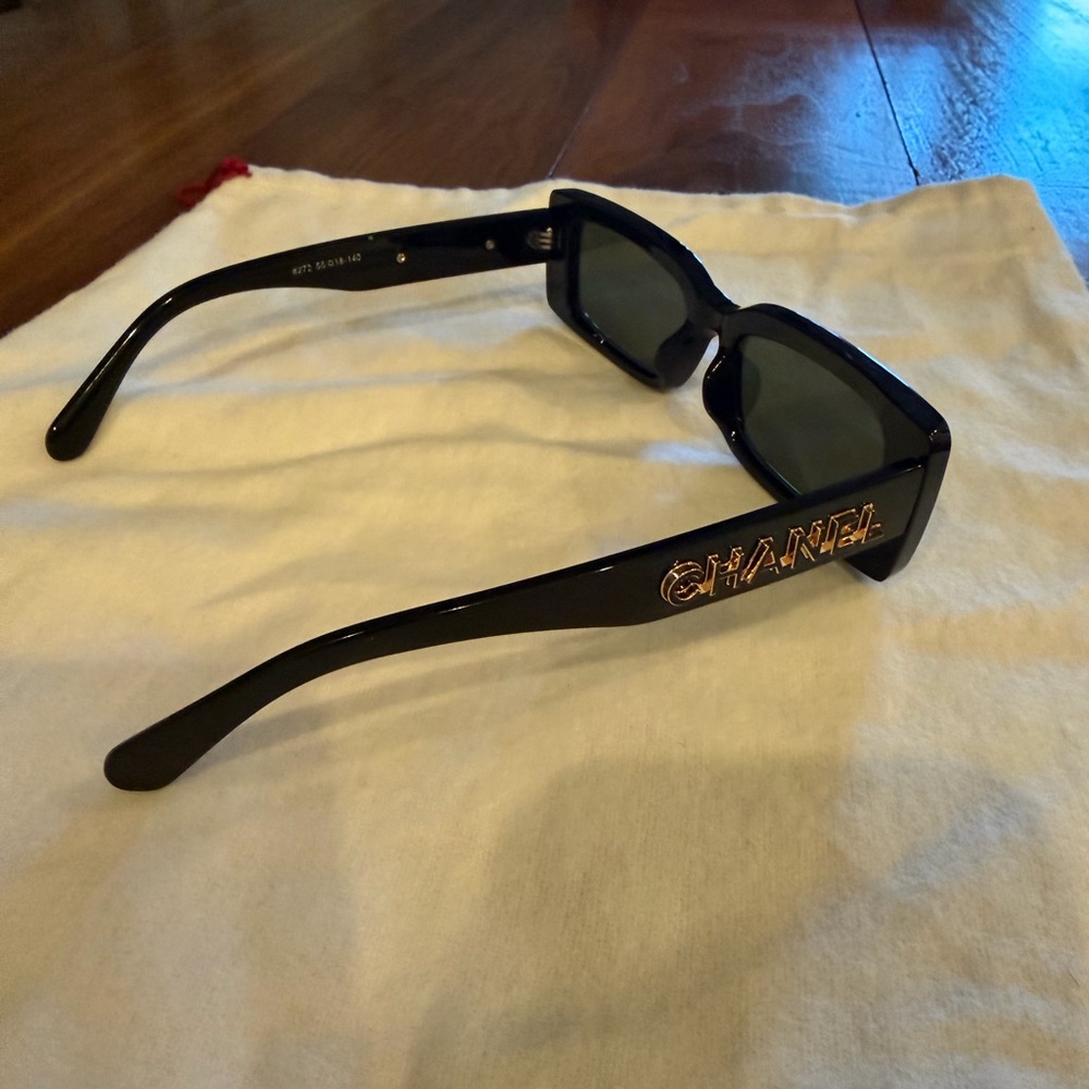 CHANEL Black Sunglasses with Logo - Picture 3 of 7